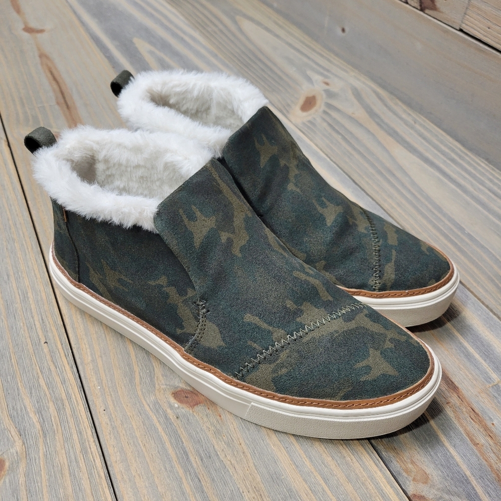 Toms Shoes Womens 8 Paxton Camo Slip On Sneaker Green Leather Faux Fur Comfort